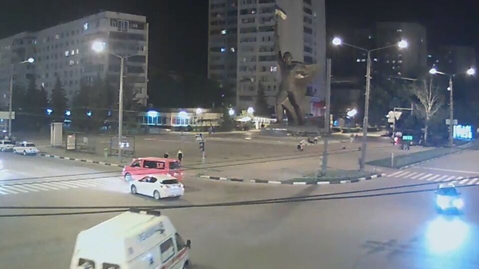 Очевидцы сообщают, что в сторону Алексеевки ехали "скорые помощи"