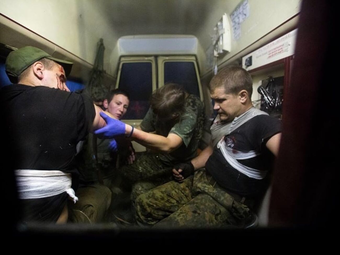 По словам Зинкевич, трое бойцов имеют средние ранения, четвертый --- тяжелое