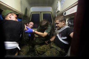 По словам Зинкевич, трое бойцов имеют средние ранения, четвертый --- тяжелое