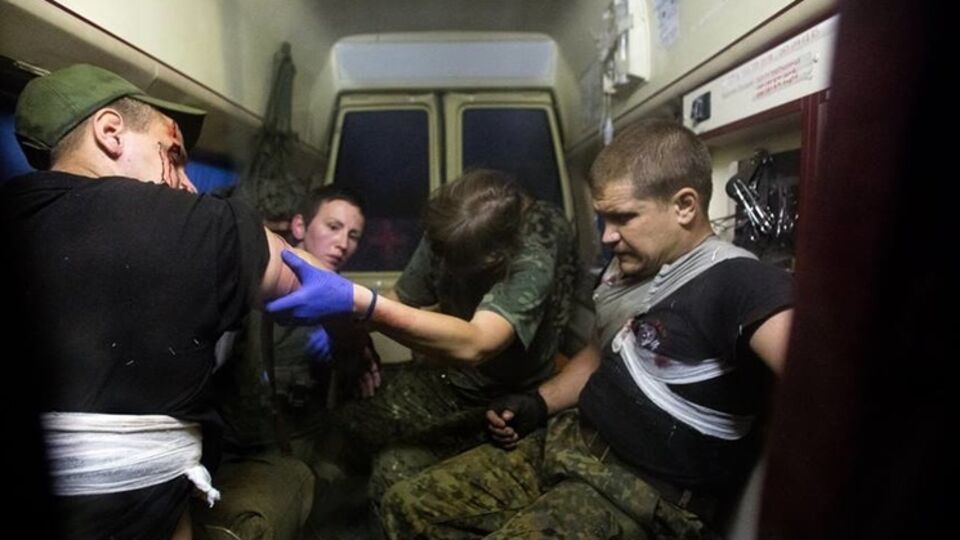 По словам Зинкевич, трое бойцов имеют средние ранения, четвертый --- тяжелое