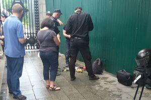 На месте происшествия работают сотрудники следственно-оперативной группы и взрывотехнической службы