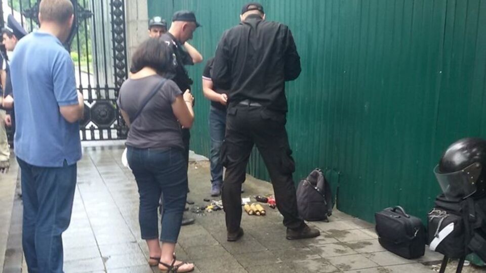 На месте происшествия работают сотрудники следственно-оперативной группы и взрывотехнической службы