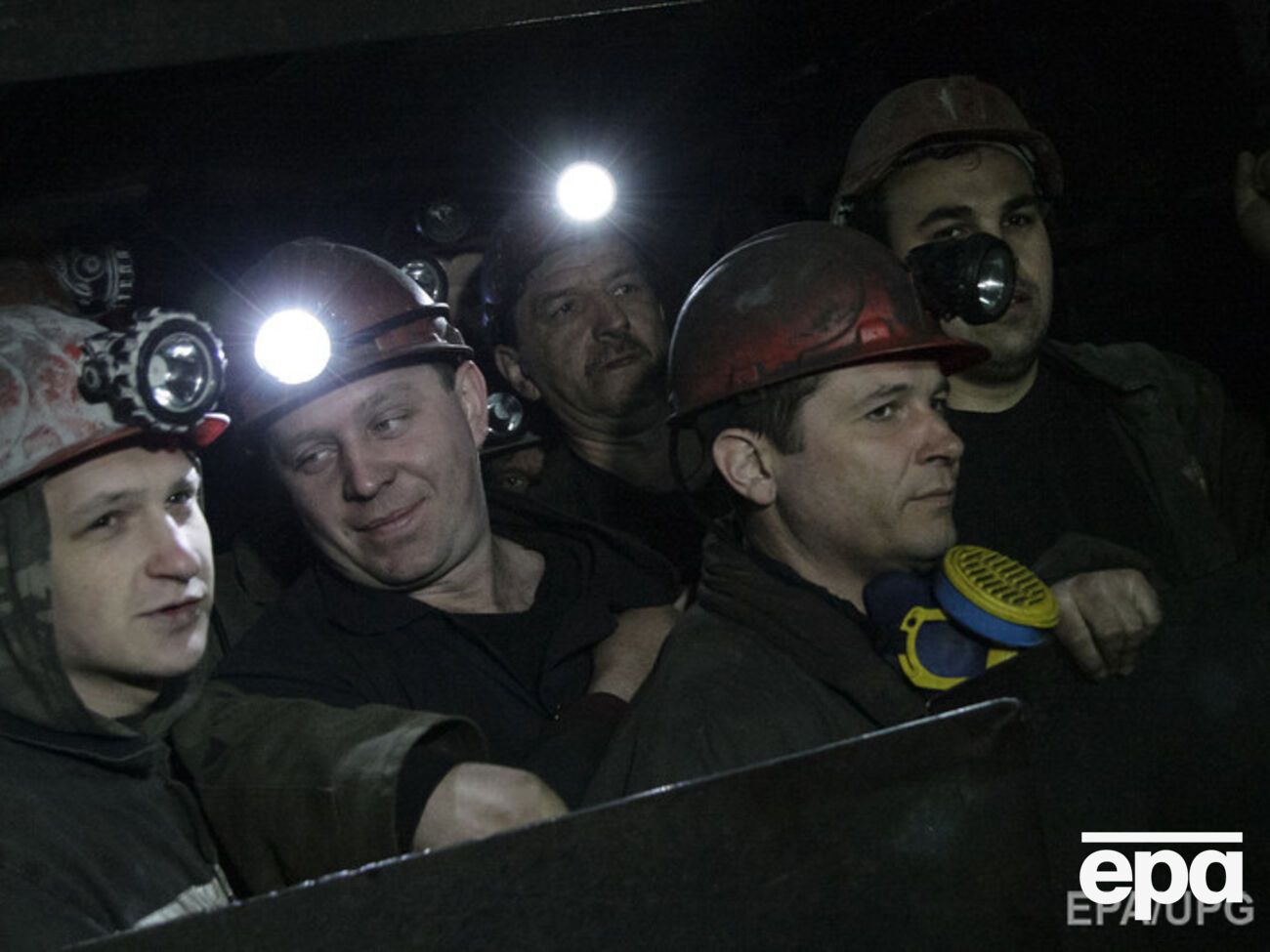 Всех заблокированных в донецких шахтах горняков вывели на поверхность