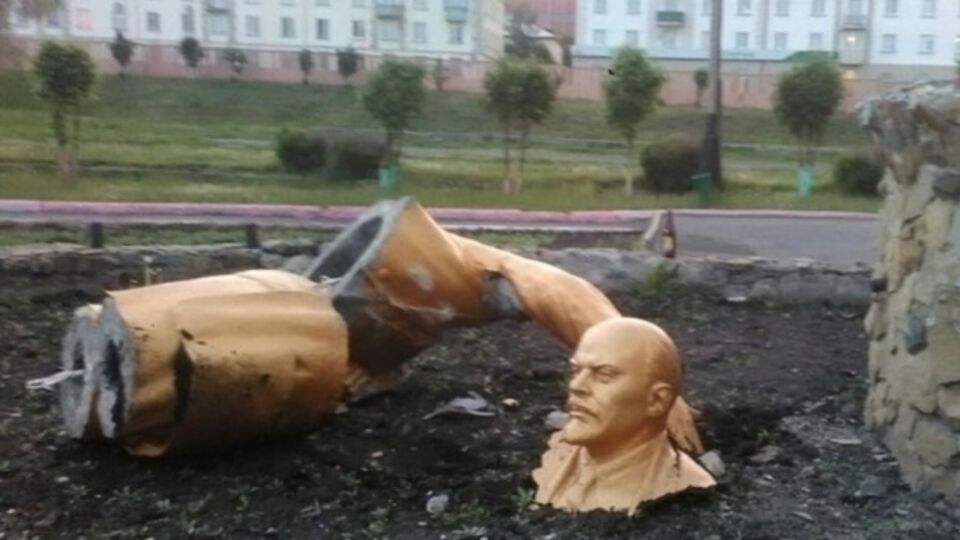 Разрушенный памятник Ленину в Прокопьевске