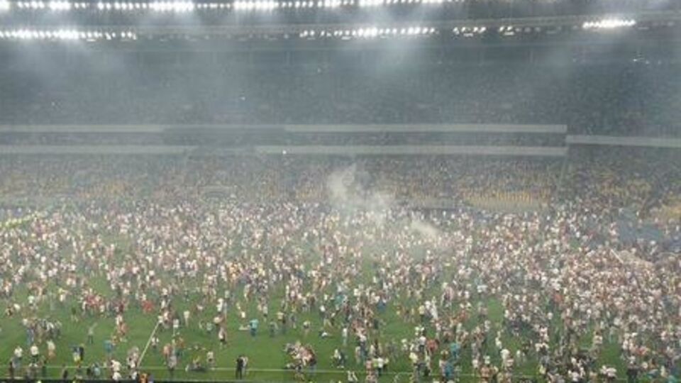 Фаны "отпраздновали" победу киевского "Динамо", сломав ворота на "Олимпийском"