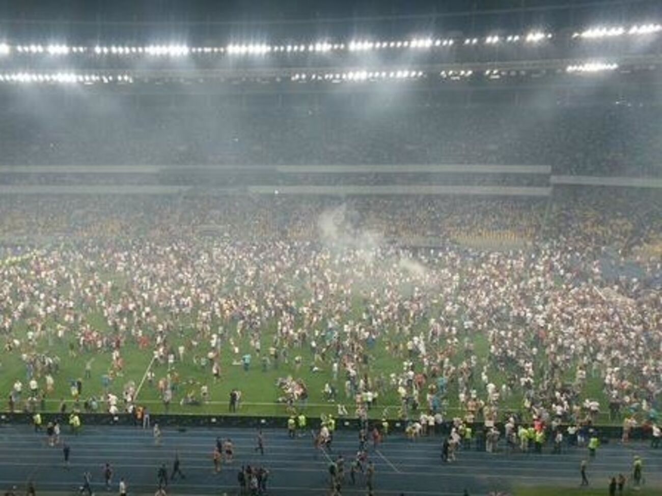 Фаны "отпраздновали" победу киевского "Динамо", сломав ворота на "Олимпийском"&nbsp;