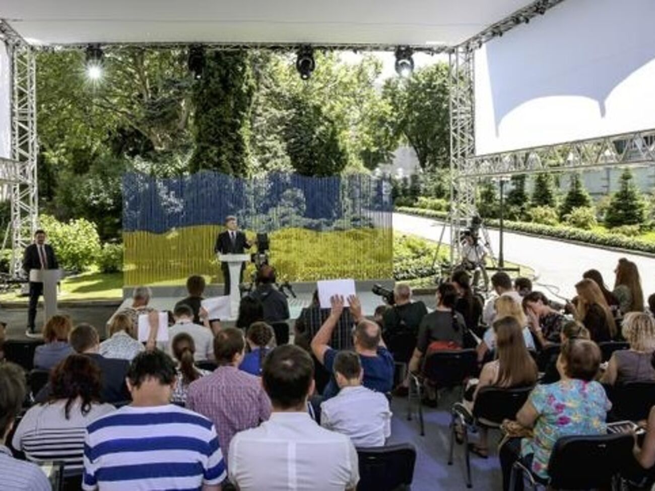 Порошенко заявил, что передал Кабмину список санкций против РФ за аннексию Крыма