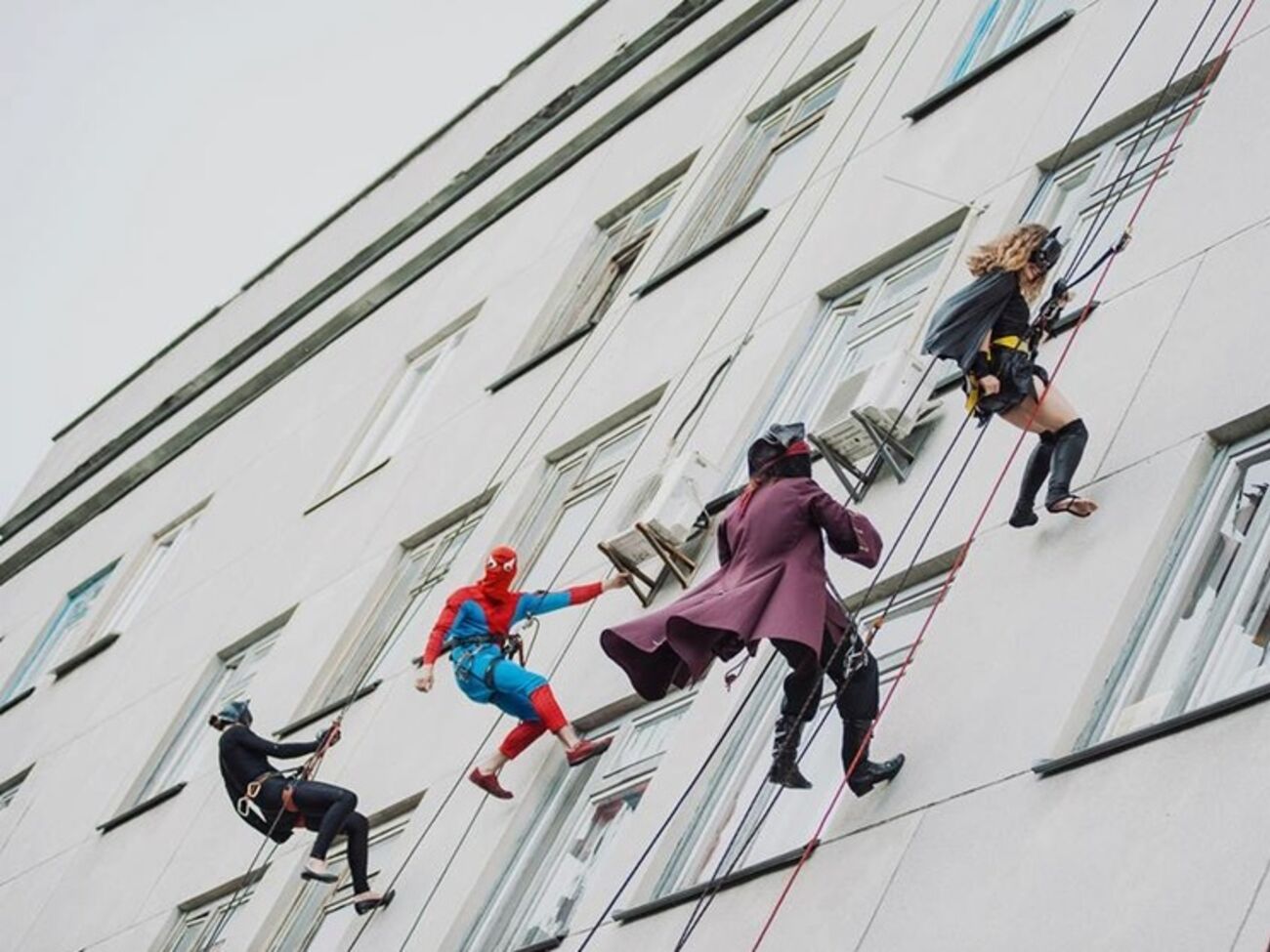 Юных пациентов "Охматдета" проведали супергерои. Фоторепортаж