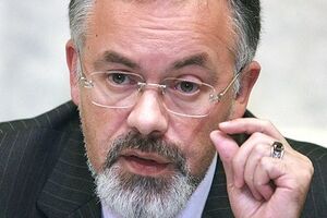 Табачник останется под действием санкций ЕС