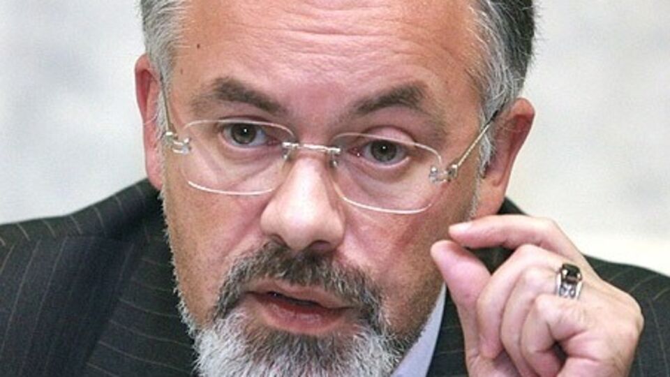 Табачник останется под действием санкций ЕС