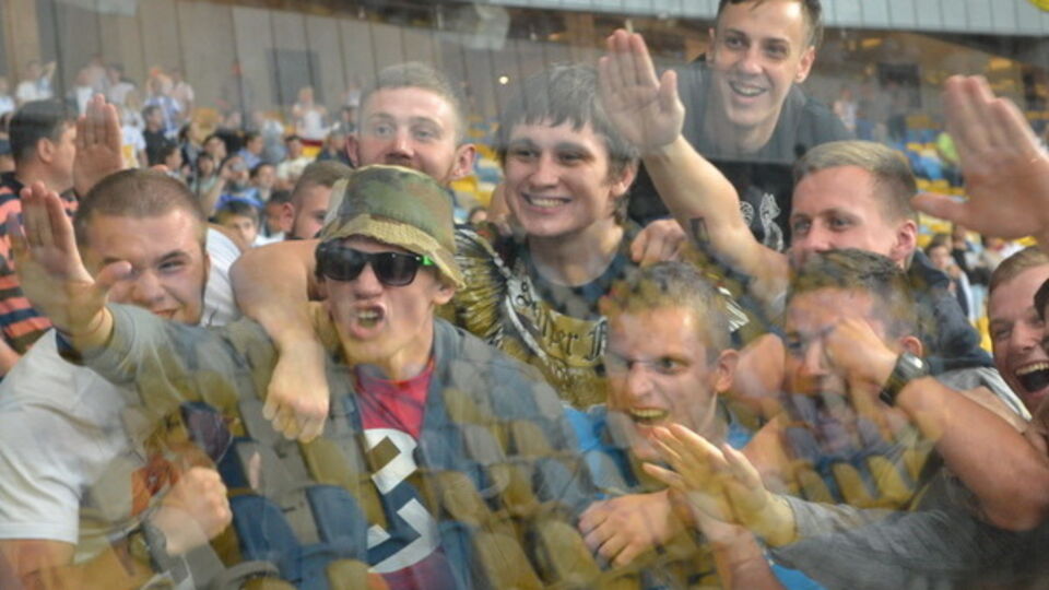 Болельщики "Динамо" фотографировались с нацистским приветствием