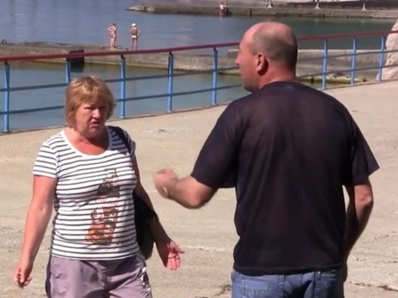 Российскую туристку прогоняли с крымских пляжей