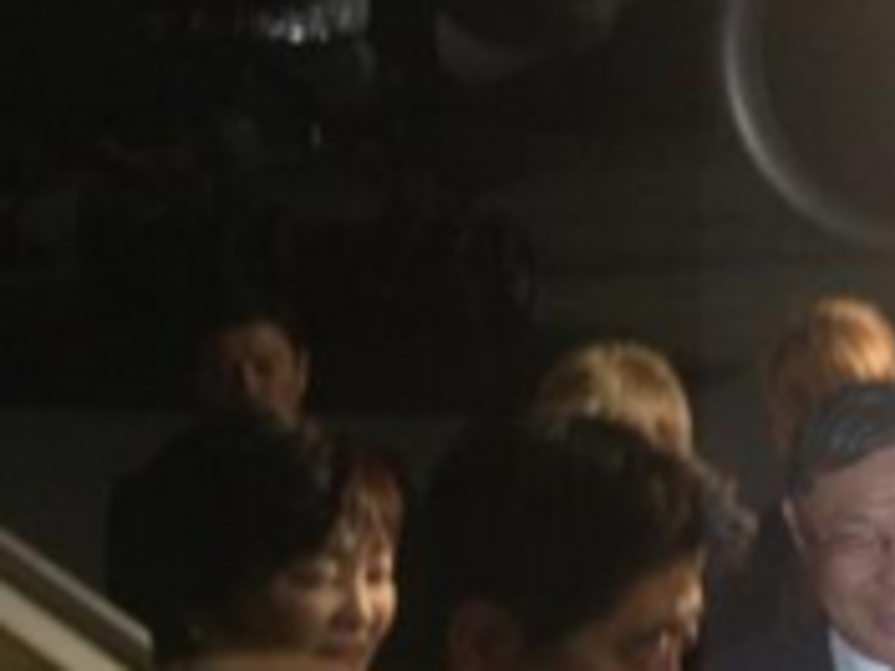 У трапа самолета Абэ встречала официальная делегация