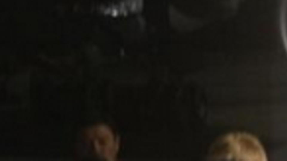 У трапа самолета Абэ встречала официальная делегация