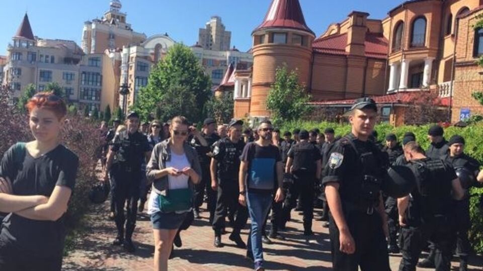 На Оболонской набережной собираются участники "Марша равенства"