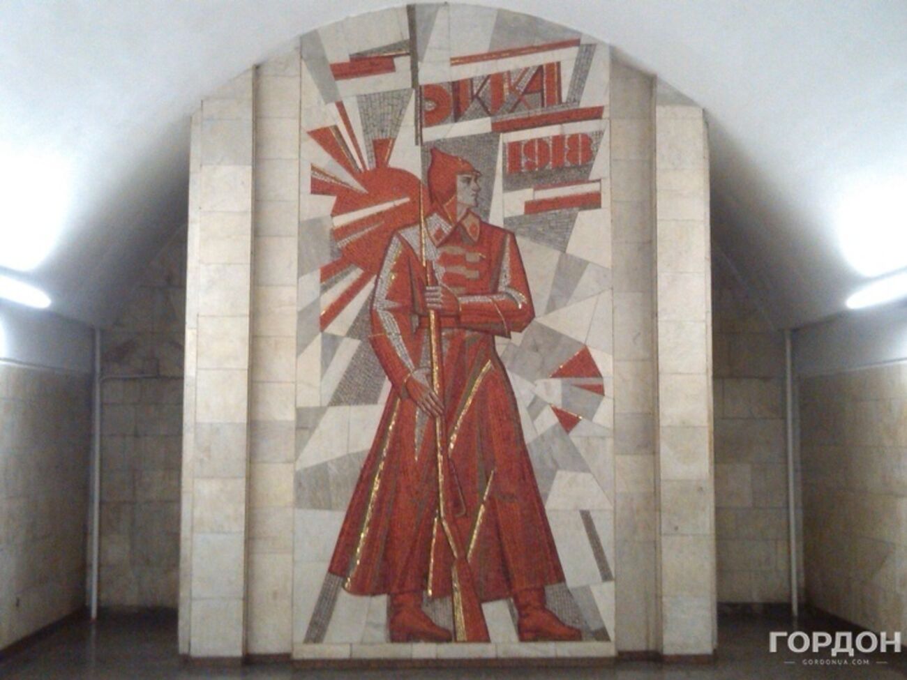 Мозаика "Солдат Красной армии" на станции метро "Дворец Украина"