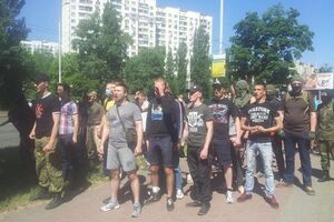 Вблизи места проведения акции собираются группы радикалов