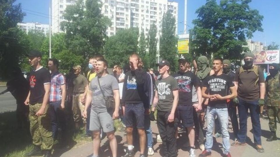 Вблизи места проведения акции собираются группы радикалов