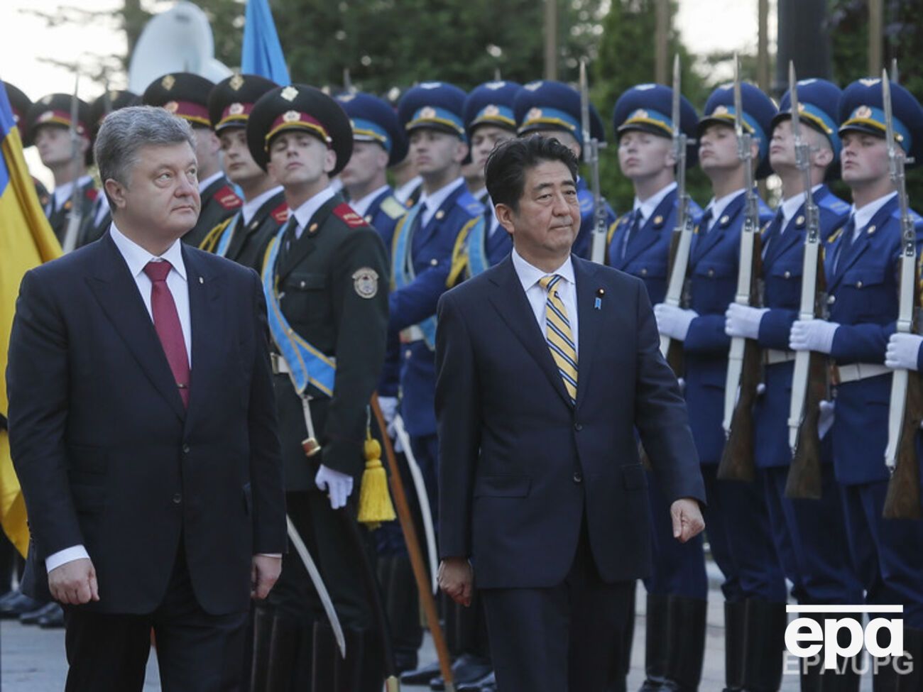 Порошенко проводит встречу с Абэ в Киеве