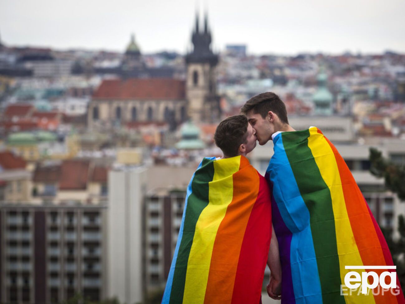 Двое молодых людей на гей-прайде в Праге (Чехия), 2014 год