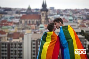Двое молодых людей на гей-прайде в Праге (Чехия), 2014 год