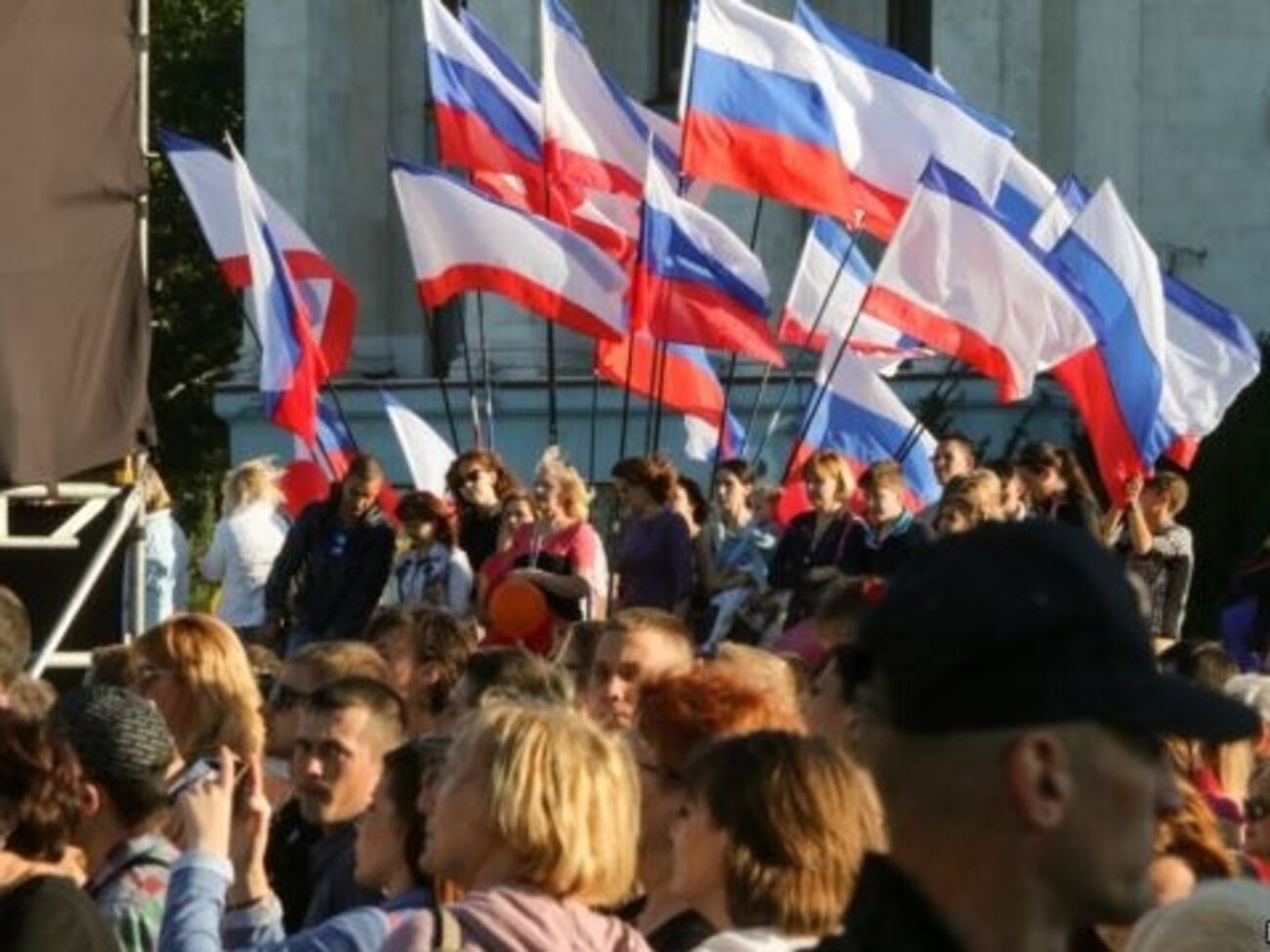 СМИ: День Симферополя празднуют с российскими флагами под украинские песни