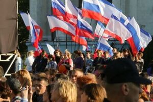 СМИ: День Симферополя празднуют с российскими флагами под украинские песни