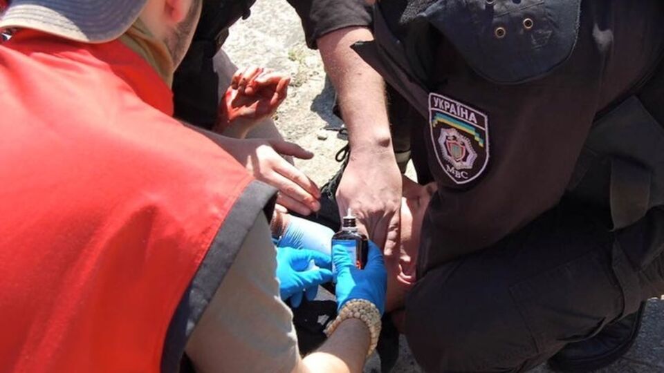 По словам Геращенко, раненый милиционер выжил благодаря помощи медиков-волонтеров Красного Креста и участников "Марша равенства"