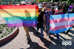 Участники "Марша равенства" на Оболонской набережной в Киеве