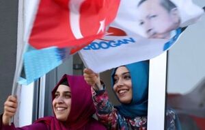 От результата курдской Народно-демократической партии зависит, получит ли партия действующего премьера абсолютное большинство в парламенте.