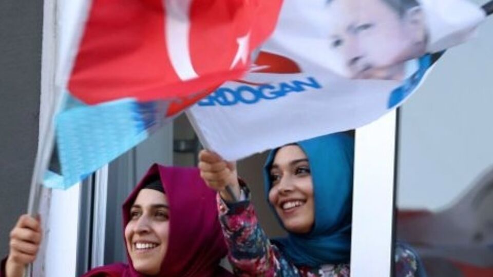 От результата курдской Народно-демократической партии зависит, получит ли партия действующего премьера абсолютное большинство в парламенте.