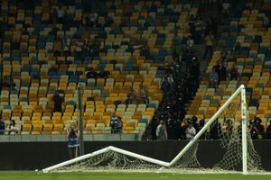 Сломанные динамовскими болельщиками ворота