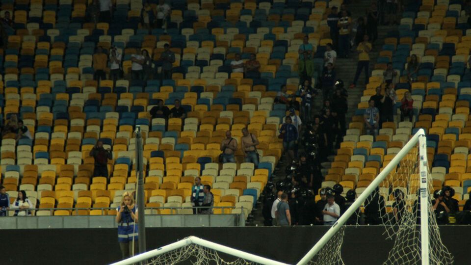 Сломанные динамовскими болельщиками ворота