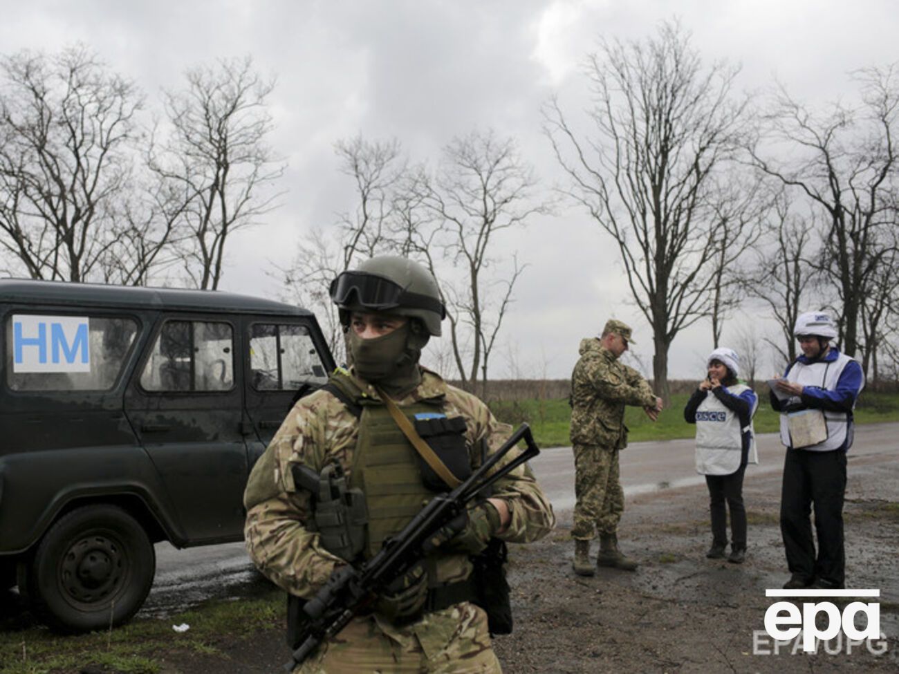 Военные и наблюдатели попали под обстрел боевиков