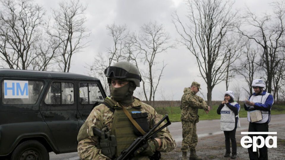 Военные и наблюдатели попали под обстрел боевиков