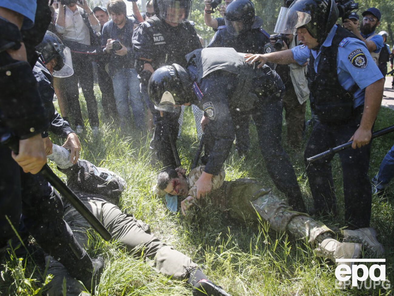 По данным правоохранителей,&nbsp;нападавшие использовали холодное оружие и начиненные металлическими осколками фаеры