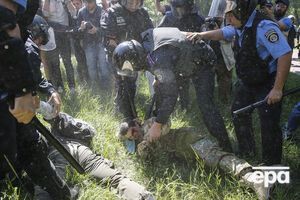 По данным правоохранителей, нападавшие использовали холодное оружие и начиненные металлическими осколками фаеры