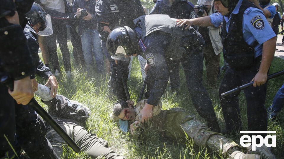 По данным правоохранителей, нападавшие использовали холодное оружие и начиненные металлическими осколками фаеры