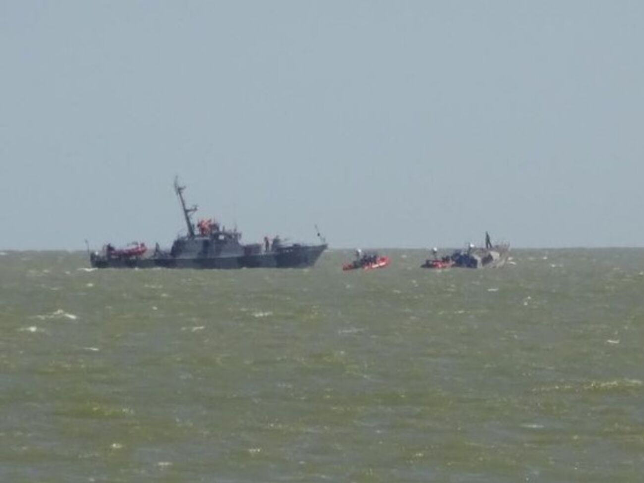 Сегодня около 14.30 в Мариуполе, в районе Песчаного пляжа, на глазах отдыхающих взорвался пограничный катер