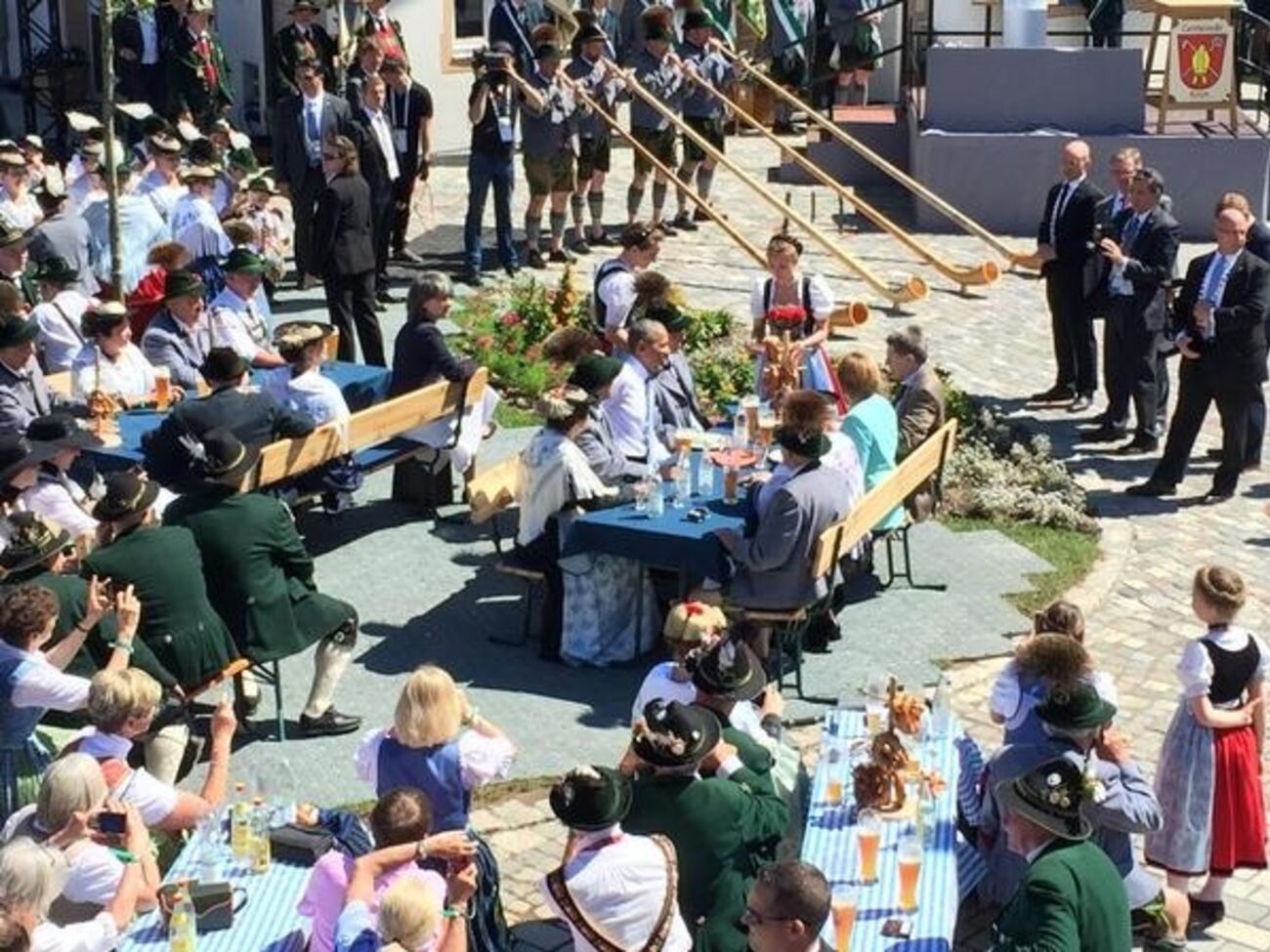 Обама и Меркель позавтракали с постояльцами замка Эльмау