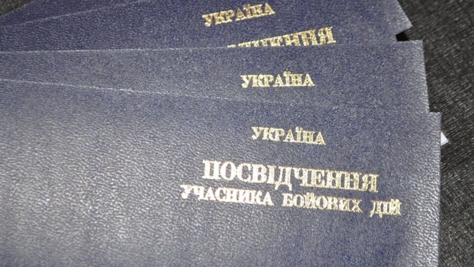 Удостоверения участников боевых действий получили 300 "киборгов" из 93-й ОМБ