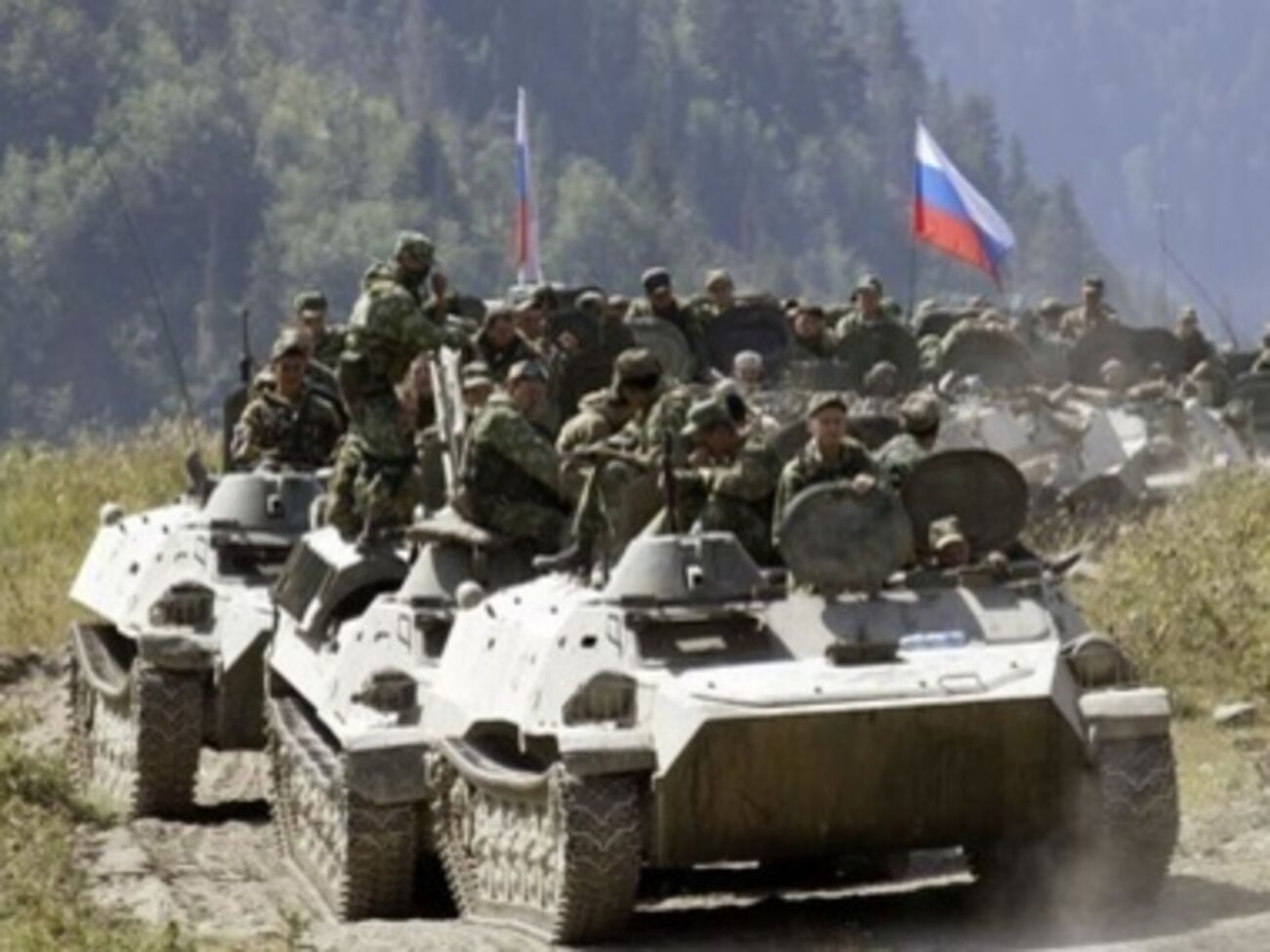 Тымчук: Через Луганск на южное направление переброшена бронегруппа из трех БТР-80, одного БМП-2 и трех танков типа Т-72