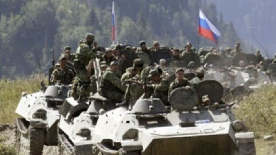 Тымчук: Через Луганск на южное направление переброшена бронегруппа из трех БТР-80, одного БМП-2 и трех танков типа Т-72