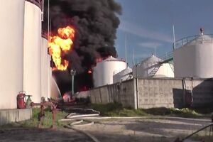 Под Васильковом горит нефтебаза