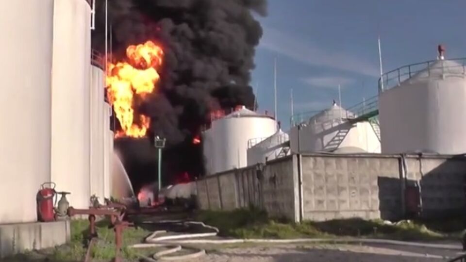 Под Васильковом горит нефтебаза