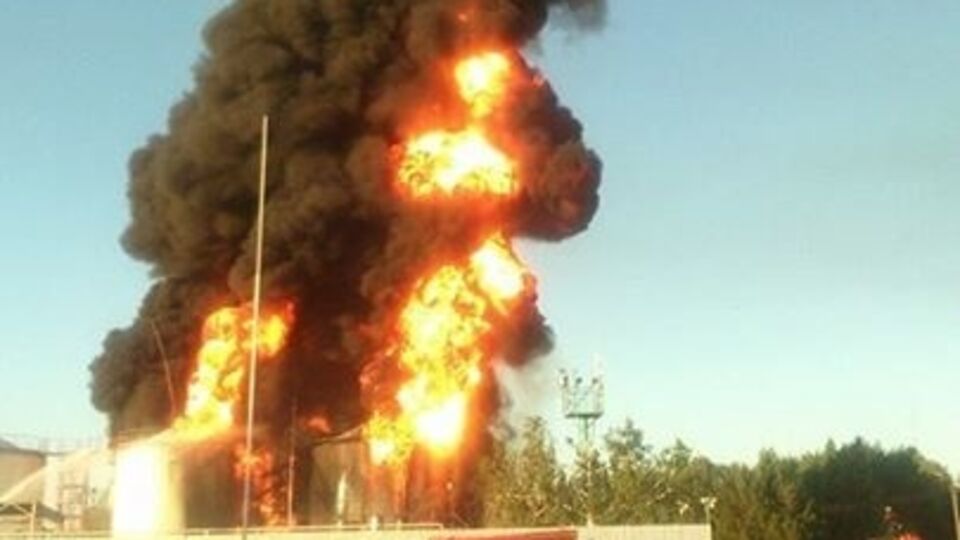 Огнем охвачены четыре резервуара с бензином