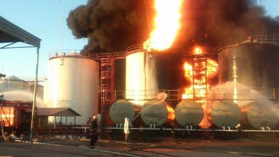 Пожар на нефтебазе под Киевом. Фоторепортаж