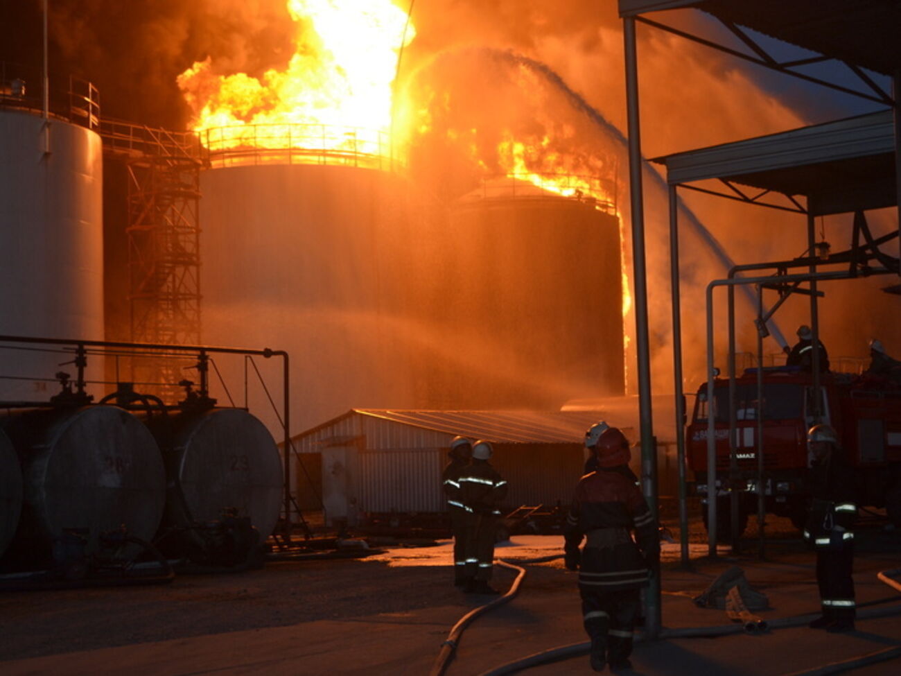 Пожар на нефтебазе мог начаться при проведении работ с нефтепродуктами, заявили в милиции