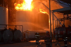 Пожар на нефтебазе мог начаться при проведении работ с нефтепродуктами, заявили в милиции