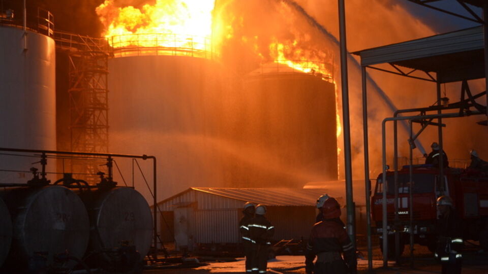 Пожар на нефтебазе мог начаться при проведении работ с нефтепродуктами, заявили в милиции